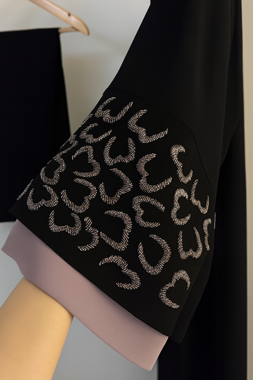 RAHEEN HANDWORK ABAYA | BLK2PNK