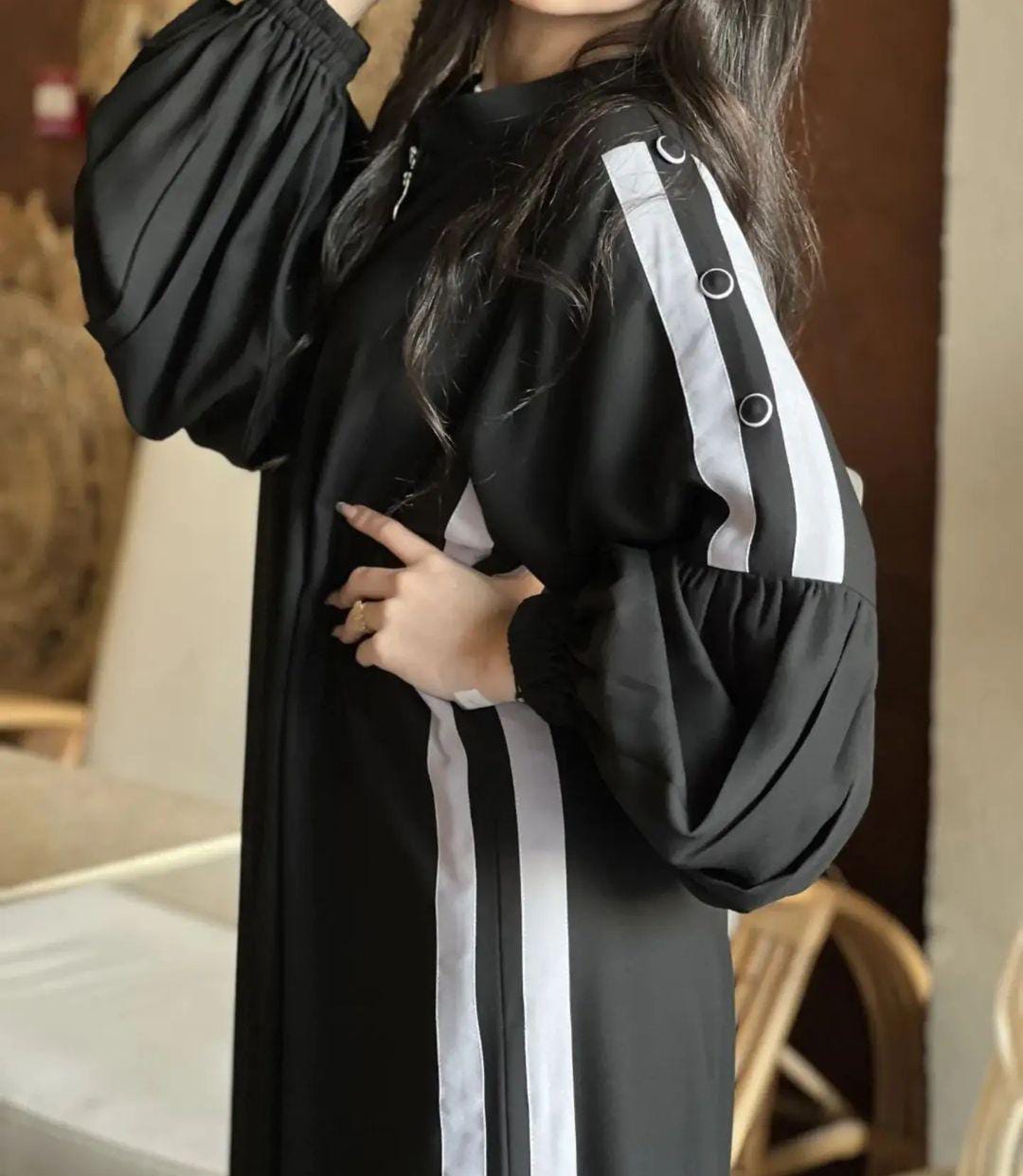 UROOJ WHITE STRIPS ZIPPER ABAYA