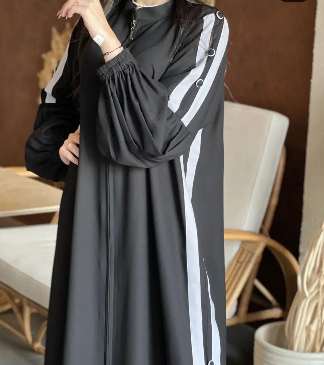 UROOJ WHITE STRIPS ZIPPER ABAYA