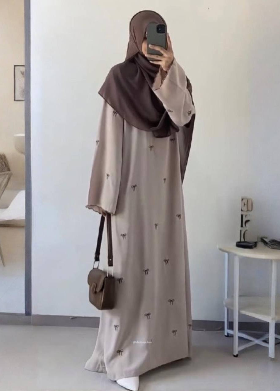 ZARQA BOW EMBROIDERY ABAYA | NUDE